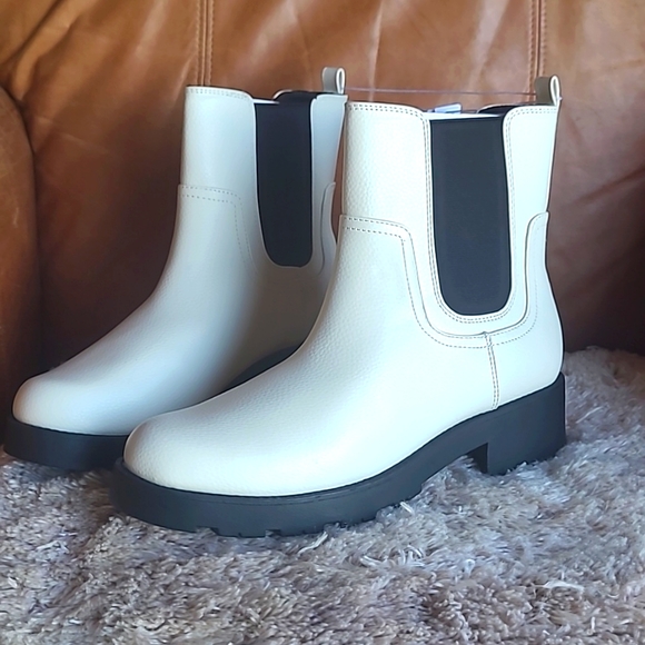White Chelsea Boots Old Navy Women's size 10 - Picture 2 of 6